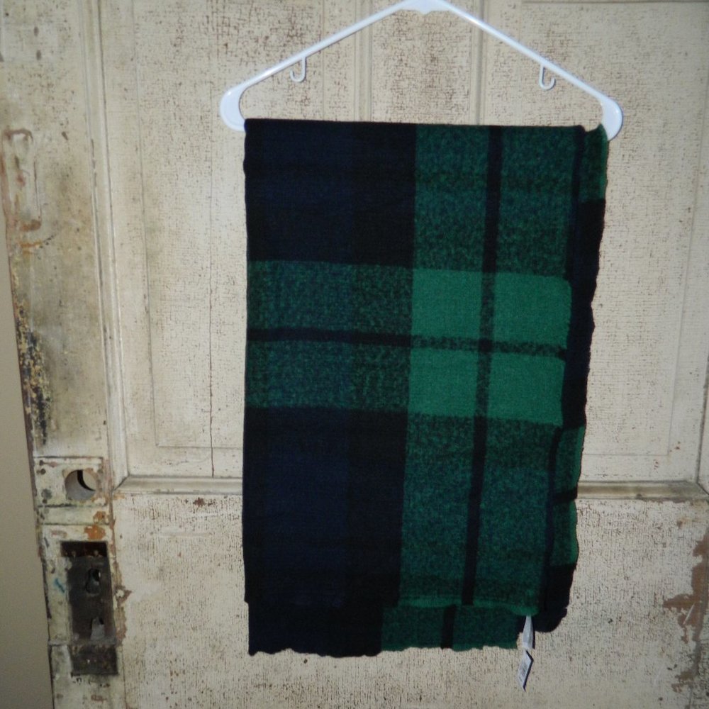 Old Navy Cozy Plaid Blanket Scarf NEW  (S-2)